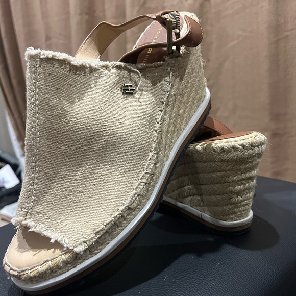 Never Worn Tommy Hilfiger Yolanda Espadrille Wedge Sandals-Tan Size 7.5 - Picture 2 of 8